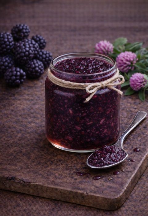 Bramenjam met rode klaverbloesem