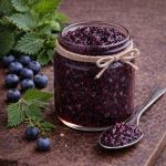 Paardenbloem-peer chutney met walnoot