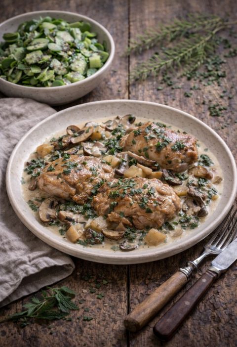 Kipdijfilet met daslookroomsaus en paddenstoelen