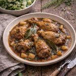 Kipdijfilet met daslookroomsaus en paddenstoelen