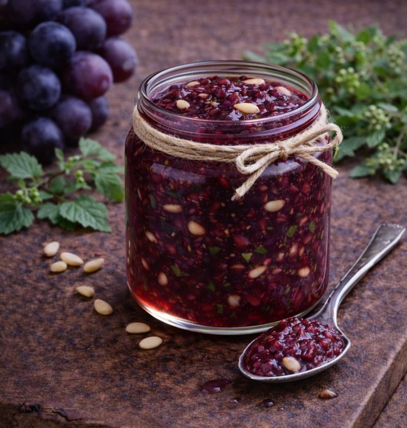 Melganzenvoet–druivenconfituur met pijnboompit