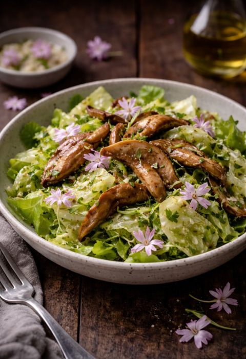 Oesterzwamsalade met ijsbergsla en Avondkoekoeksbloem-dressing