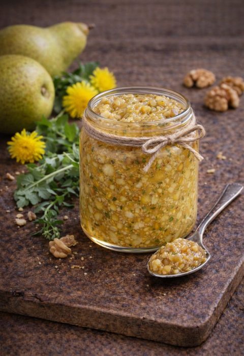 Paardenbloem-peer chutney met walnoot