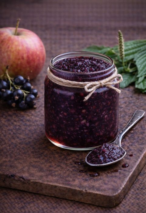 Zwarte bessenjam met weegbree en appel