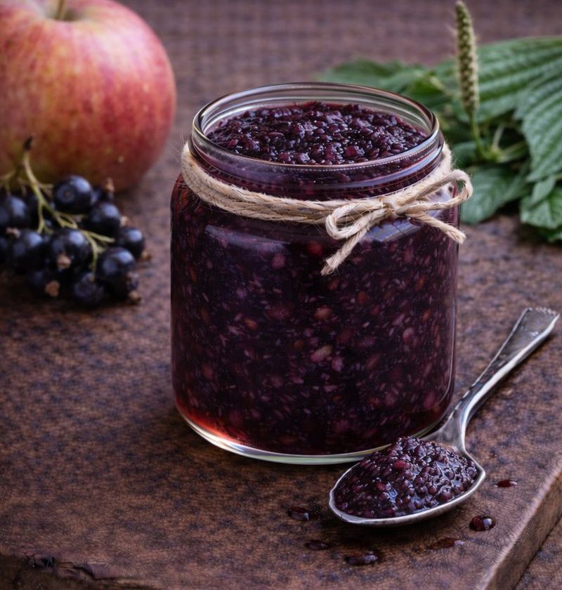 Zwarte bessenjam met weegbree en appel